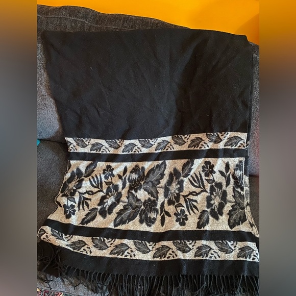 Vintage Aurora Paci 100% Wool Throw - Scarf - Shawl - Wrap - Picture 2 of 4